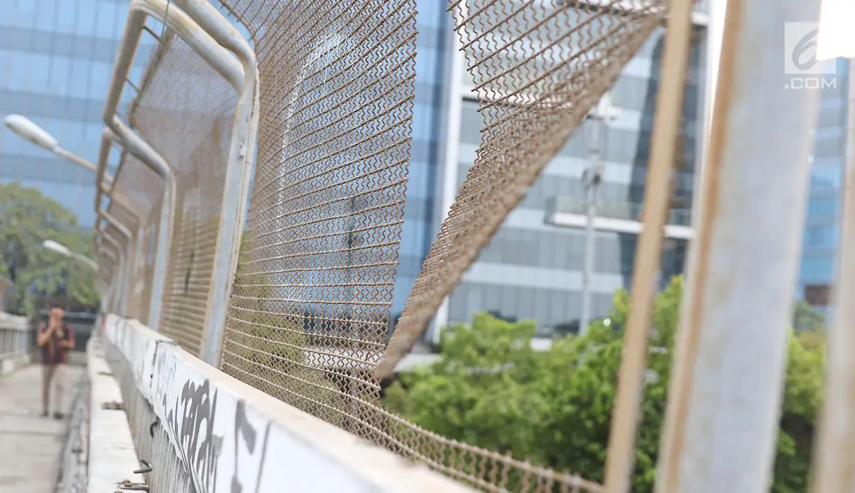 Kawat pelindung jembatan penyeberangan orang tanpa atap dan tidak terawat di Jalan TB Simatupang, Jakarta, Rabu (10/10). Kondisi tersebut menyebabkan JPO terkesan kumuh serta mengurangi kenyamanan pejalan kaki. (Liputan6.com/Immanuel Antonius)