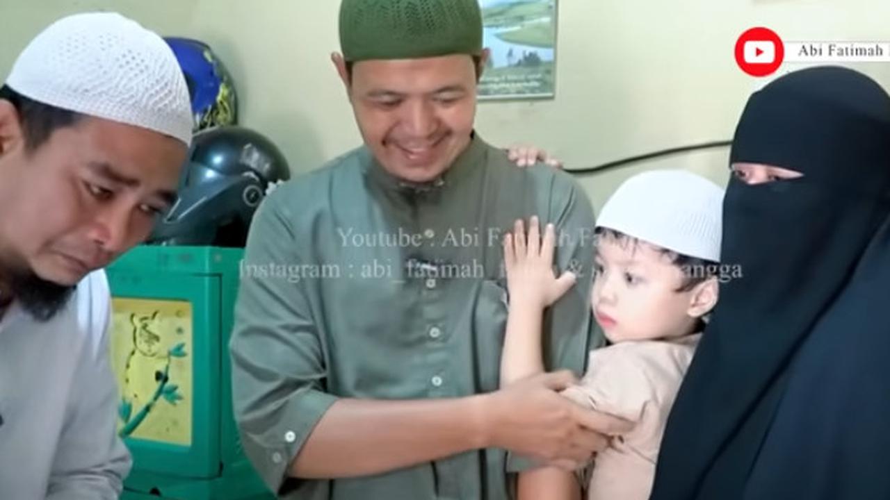 Sering Bolos Masuk Kerja, Pria Ini Rela Urus Sang Ibu yang Sedang Sakit