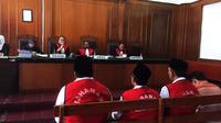 Sidang lanjutan kasus pembunuhan Salim Kancil di Pengadilan Negeri Surabaya, Jawa Timur. (Dian Kurniawan/Liputan6.com)