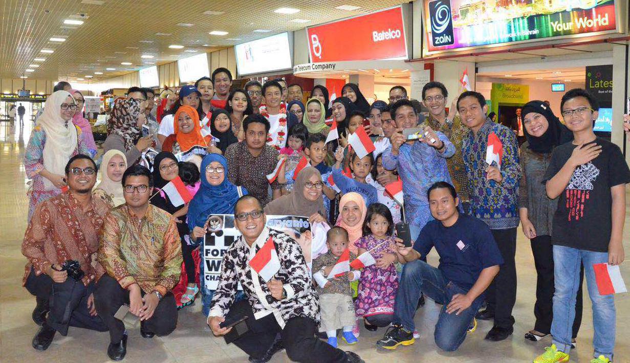 Pebalap Manor Racing asal Indonesia, Rio Haryanto, berfoto bersama Dubes RI untuk Bahrain, staf KBRI Manama, dan warga Indonesia saat tiba di Bandar Udara Internasional Bahrain, Selasa (29/3/206). (Bola.com/Istimewa/Andri Hartanto)