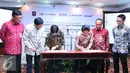 Mendagri Tjahjo Kumolo menyaksikkan (kiri) penandatangan perjanjian kerja sama pemanfaatan no induk kependudukan, data kependudukan dan E KTP di Jakarta, Selasa (20/9). (Liputan6.com/Angga Yuniar)