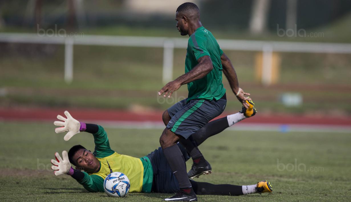 Kiper Timnas Indonesia U-22, Kurniawan Ajie, berusaha mengamankan gawang  saat latihan di Stadion UKM, Selangor, Senin (14/8/2017). Ini merupakan latihan terakhir jelang laga SEA Games melawan Thailand. (Bola.com/Vitalis Yogi Trisna)