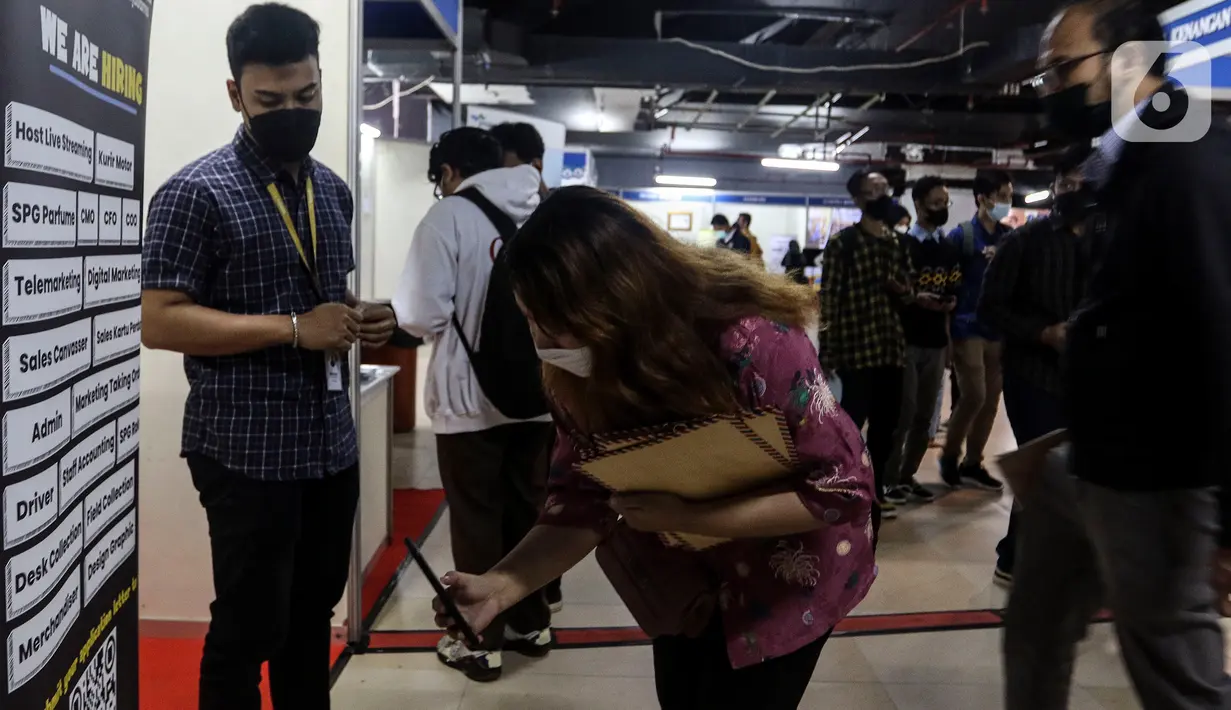 Pencari kerja memindai barcode di salah satu stan perusahaan pada acara "Jakarta Job Fair" di Pasaraya Blok M, Jakarta, Kamis (28/7/2022). Pameran bursa kerja di lima wilayah kota administrasi Jakarta tersebut diikuti lebih dari 200 perusahaan dan terdapat 20 ribu lowongan pekerjaan. (Liputan6.com/Johan Tallo)