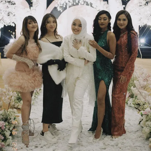 Putri Delina terlihat cantik di perayaan ulang tahun yang ke-21 tahun