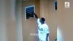 Detik-detik seorang pria mencuri celana dalam wanita terekam kamera cctv.