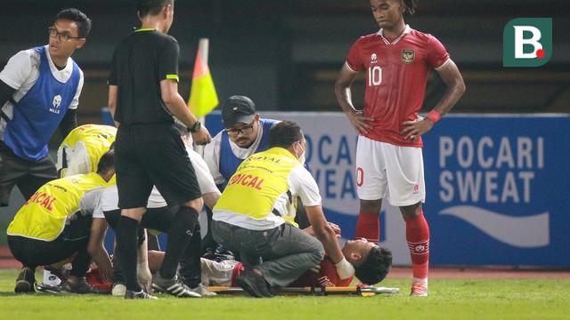 Foto: Detik-detik Marselino Ferdinan Ditandu Keluar Lapangan usai Mengalami Cedera, Sisakan PR Besar bagi Timnas Indonesia U-19