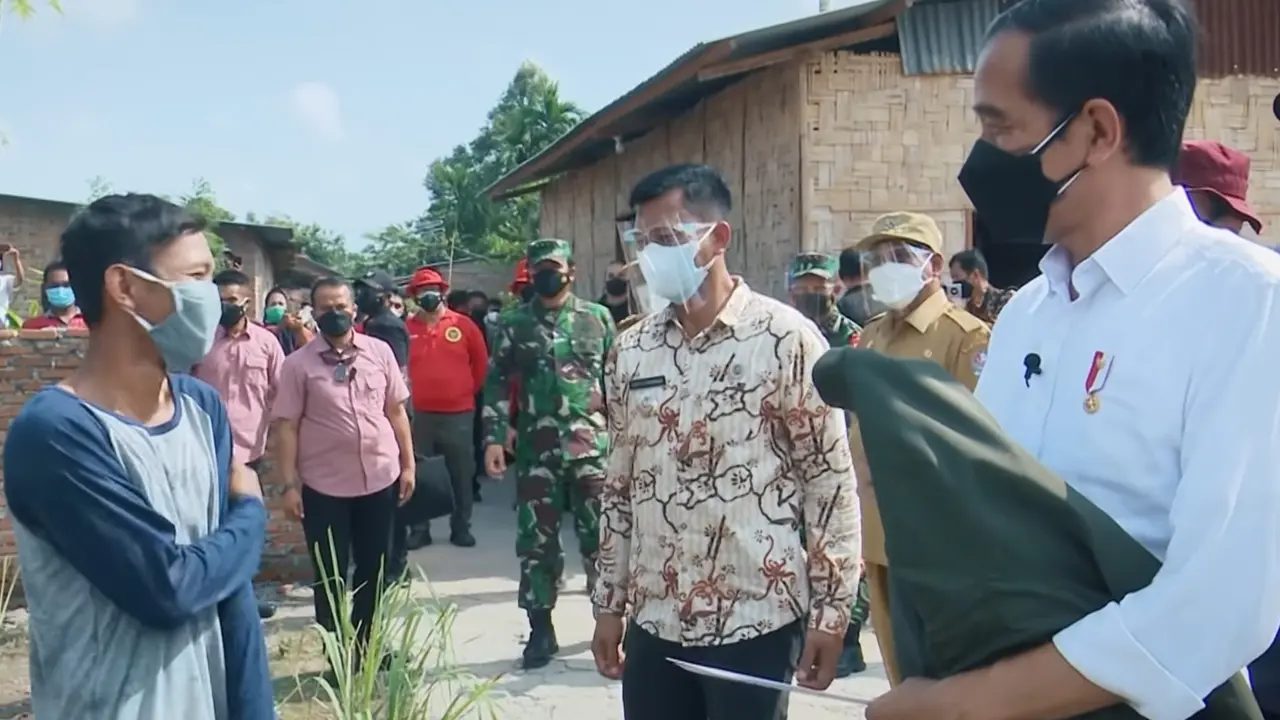 Presiden Jokowi Memberikan Jaket ke Warga