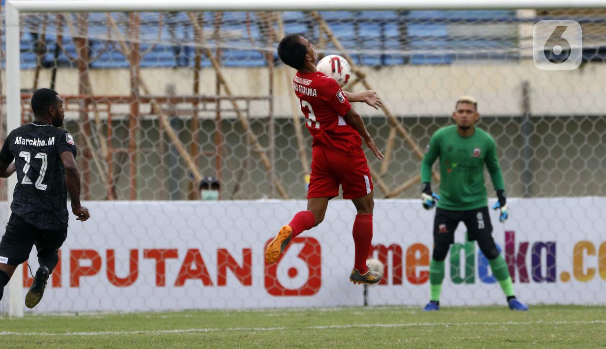 Pemain Persik Kediri Fariz Aditama mengontrol bola dengan dada saat melawan Madura United dalam pertandingan babak penyisihan Grup C Piala Menpora 2021 di Stadion Si Jalak Harupat, Bandung, Sabtu (3/4/2021). (Bola.com/Ikhwan Yanuar)