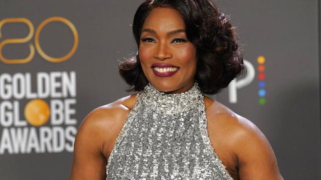 Angela Bassett di Golden Globe Awards 2023. (Chris Pizzello/Invision/AP)