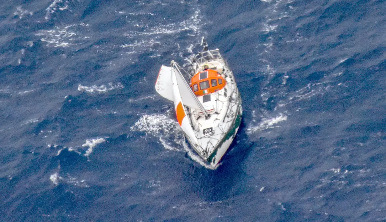 Kapal patroli ikan Prancis, FPV Osiris berhasil menyelamatkan pelaut India yang cedera, Abhilash Tomy di Samudera Hindia, Selasa (25/9). Tomy yang hilang sejak Jumat (21/9) ketika badai melanda perahunya. (HO/AUSTRALIAN MARITIME SAFETY AUTHORITY/AFP)