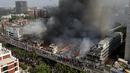 Kebakaran berkobar di pasar populer pakaian di ibu kota Bangladesh, Dhaka, Bangladesh, Selasa, 4 April 2023. (AP/Mahmud Hossain Opu)