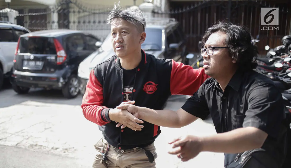 Kerabat melayat ke rumah duka pemain bas Kerispatih, Andika Putra Sahadewa di kawasan Cipinang, Jakarta, Selasa (10/4). Andhika Kerispatih ditemukan meninggal dunia saat sedang tidur. (Liputan6.com/Faizal Fanani)