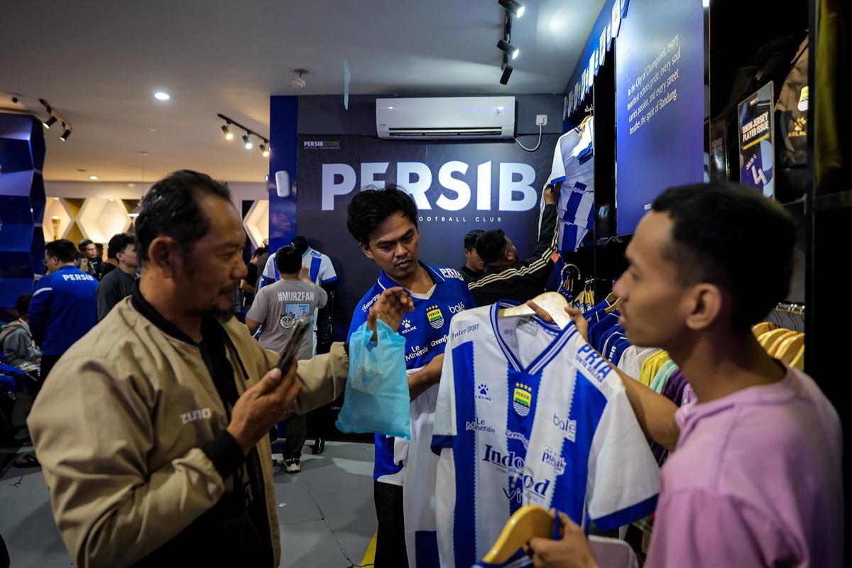Warga Bandung serbu jersey dan merchandise jelang laga penentuan juara BRI Super League 2025/2025 antara Persib Bandung melawan Persijap Jepara  di Persib Store, Bandung, Sabtu (23/05/2026).