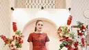 Beri look elegan pada hari Imlek dengan dress merah yang flowy, ditambah detail bordiran di bagian atas seperti yang dikenakan Sandra Dewi satu ini. [@sandradewi88]