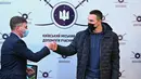 Mantan petinju Ukraina Wladimir Klitschko (kanan) menyapa seorang anggota staf setelah mendaftar sebagai tentara cadangan di pusat perekrutan relawan di Kiev, 2 Februari 2022. Wladimir beralasan cinta tanah air sehingga memaksanya untuk mempertahankan kemerdekaan Ukraina. (Genya SAVILOV/AFP)