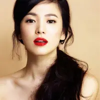 Gaya busana Song Hye Kyo yang cantik dan menawan. (Image: Harpers-Bazaar)