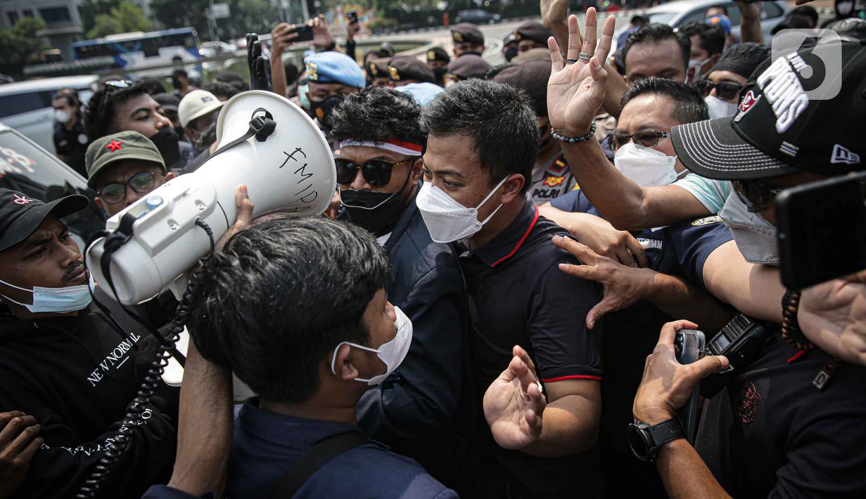 Massa Aliansi BEM SI saling dorong dengan polisi saat menggelar aksi peringatan evaluasi dua tahun Kabinet Indonesia Maju di kawasan Patung Kuda, Jakarta, Kamis (21/10/2021). Aksi ini bentuk penyampaian aspirasi dan kritik atas kinerja pemerintahan Jokowi-Ma'ruf Amin. (Liputan6.com/Faizal Fanani)