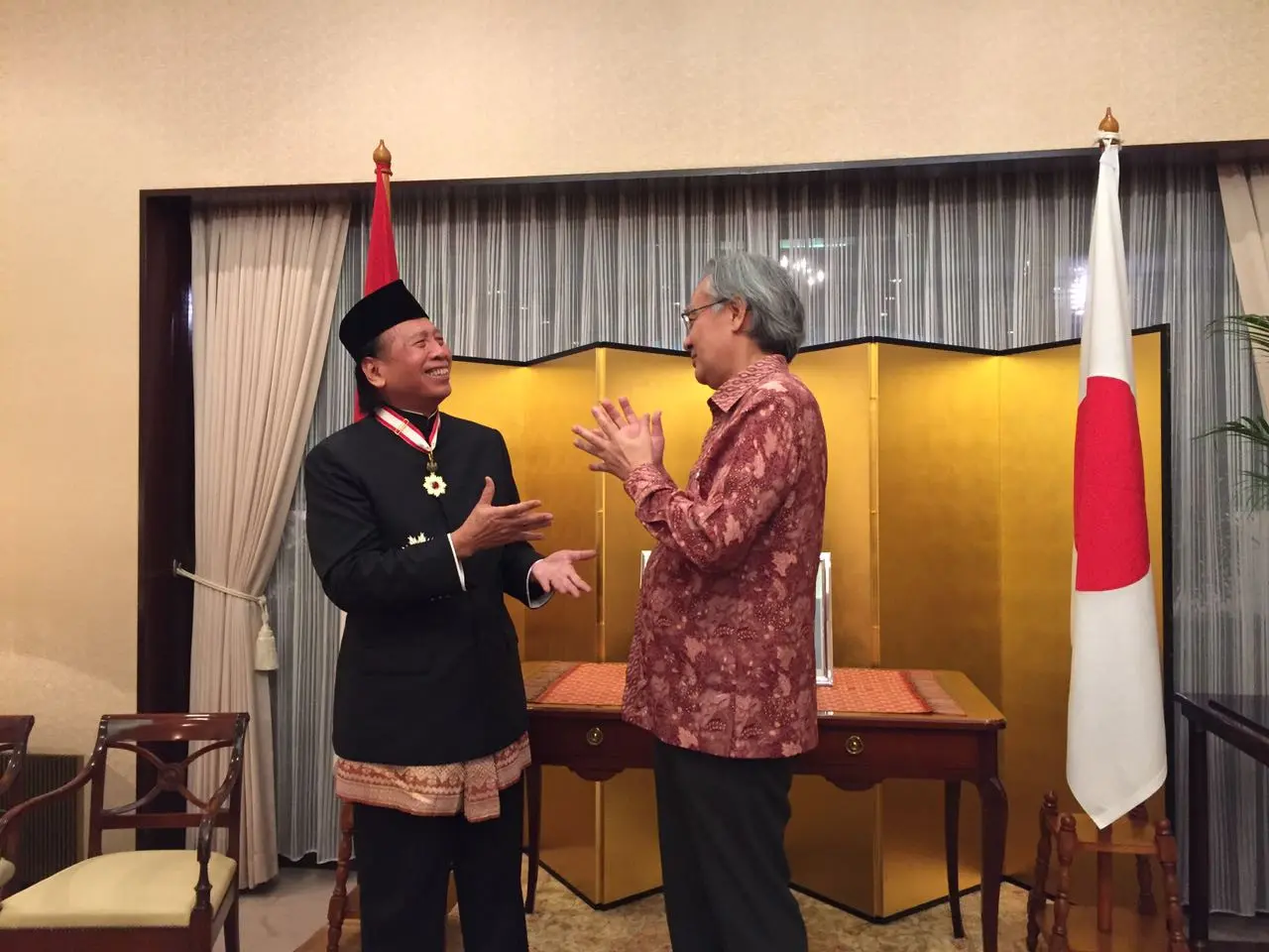 Duta Besar Jepang untuk Indonesia, Masafumi Ishii memberikan penghargaan bintang jasa kepada Soemadi Djoko Moerdiono Brotodiningrat (Liputan6.com/Teddy Tri Setio Berty)