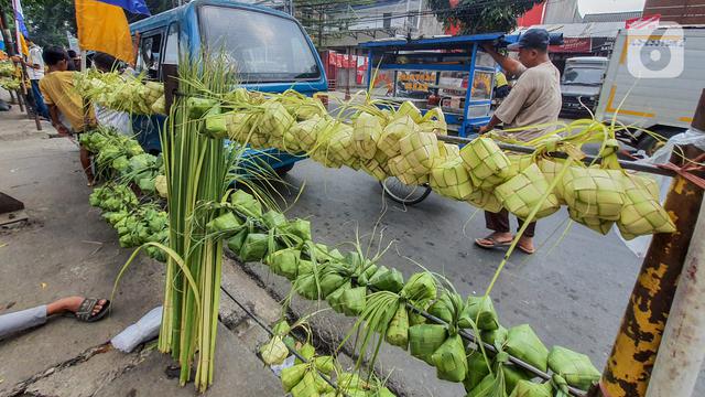 Pedagang Kulit Ketupat Padati Pasar Pondok Labu