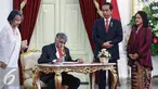 PM Republik Demokratik Sosialis Sri Lanka, H.E. Mr. Ranil Wickremesinghe beserta Mrs. Maithree Wickremesinghe mengisi buku tamu di Istana Merdeka, Jakarta, Rabu (3/8). Pertemuan membahas bilateral kedua negara. (Liputan6.com/Faizal Fanani)
