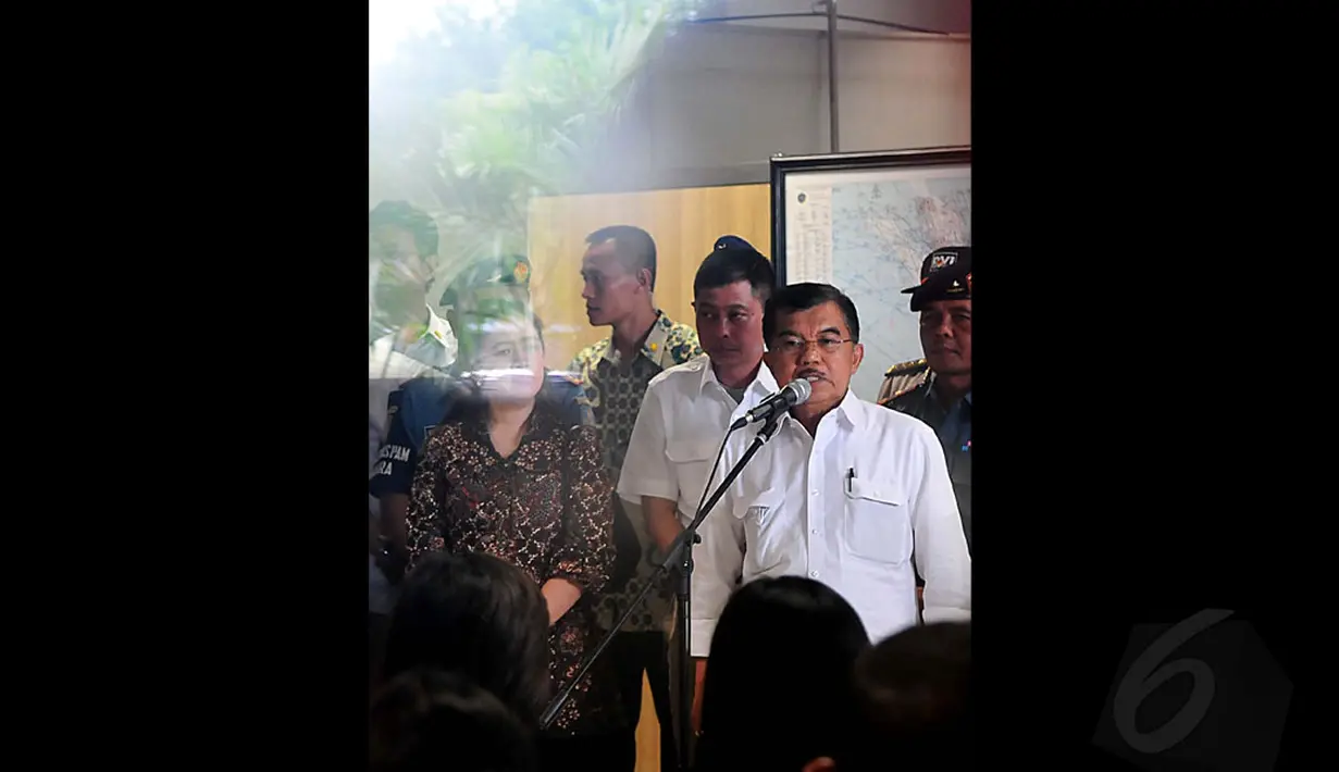 Wakil Presiden RI, Jusuf Kalla menyampaikan pesan di hadapan keluarga penumpang pesawat AirAsia QZ8501 di Bandara Juanda, Surabaya, Senin, (29/12). (Liputan6.com/Johan Tallo)