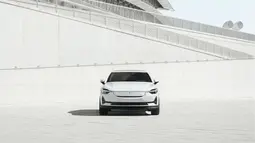 Dikarenakan Polestar 2 ditenagai listrik, maka mobil ini tidak memiliki grill pada bagian depannya namun sebagai gantinya terdapat port charger untuk mengisi daya mobil. Mobil ini dilengkapi plug-in charge dengan daya 150kW (Offboard) dan 11kW (Onboard). (Source: polestar.com)