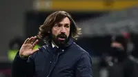 Reaksi pelatih Juventus Andrea Pirlo saat melawan AC Milan pada pertandingan lanjutan Liga Serie A Italia melawan AC Milan di stadion San Siro, Rabu (7/1/2021).  Andrea Pirlo pernah berkibar bersama AC Milan, ketika selama satu dekade berseragam I Rossoneri. (AFP Photo/Miguel Medina)