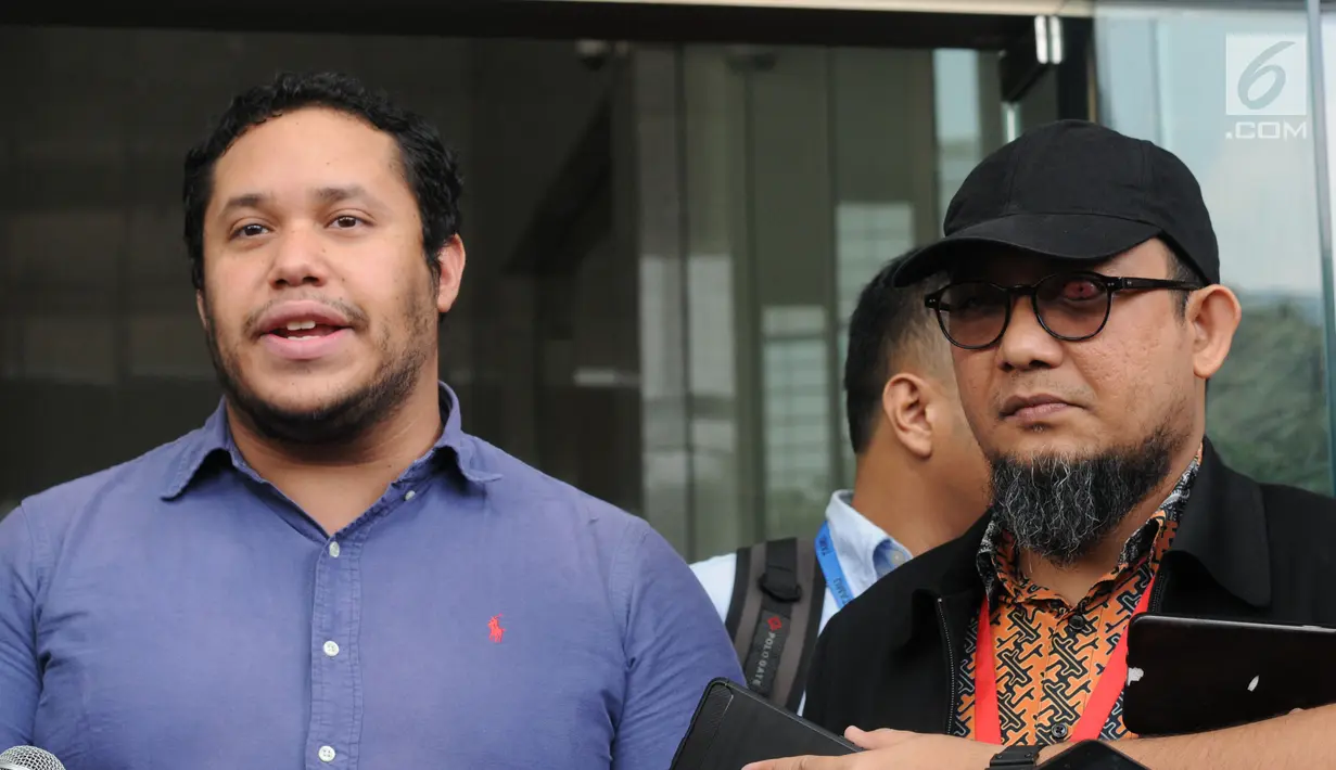 Manager Advokasi Asia Pasifik Amnesty Internasional Fransisco Bencosme dan penyidik senior KPK, Novel Baswedan memberi keterangan usai melakukan pertemuan membahas kasus penyiraman air keras dua tahun silam dan akan dibawa ke Kongres AS di Gedung KPK, Jakarta, Jumat (26/4). (merdeka.com/Dwi Narwoko)