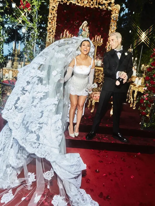 Pernikahan Kourtney Kardashian - Travis Barker. (Instagram/ kourtneykardash)