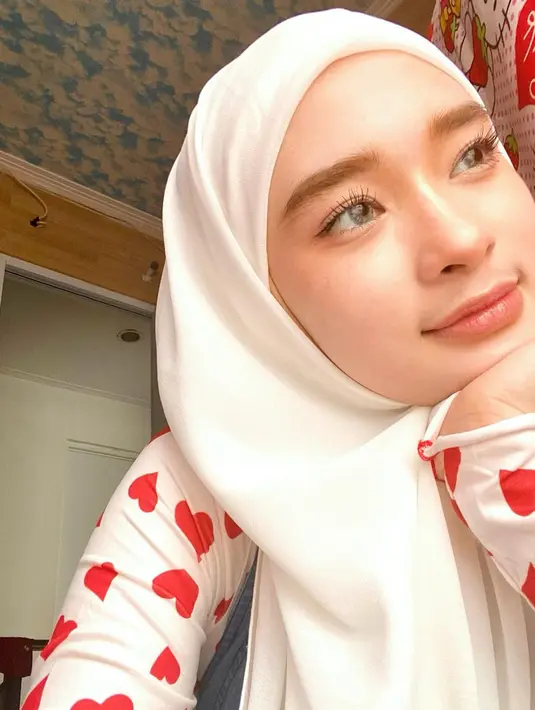 Inara juga sering memamerkan wajahnya dengan riasan minimalis, tapi memukau. Ia mengenakan softlens berwarna abu-abu dengan winged-eyelinernya yang tipis, tapi mampu mempertajam tampilan matanya dengan baik. Foto: Instagram.