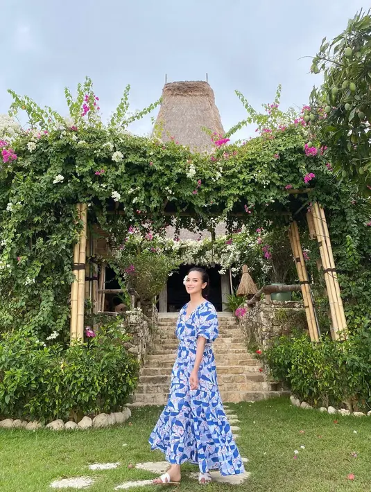 Akhirnya, Ririn Ekawati mengaku sosok Ibnu Jamil sangat berusaha dan gigih mendapatkan hati Ririn. Hingga akhirnya, perempuan cantik yang satu ini luluh dan jatuh cinta. (Instagram/ririnekawati)