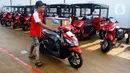 Penyandang disabilitas menyelesaikan pembuatan motor roda tiga khusus disabilitas di Sentra Terpadu “Inten Soeweno Kemensos, Karadenan, Bogor, Jawa Barat, Senin (14/11/2022). Dalam satu bulan, mereka mampu menyelesaikan 15 motor yang dibagikan secara gratis kepada penyandang disabilitas di seluruh Indonesia yang sudah melalui proses assessment. (merdeka.com/Arie Basuki)