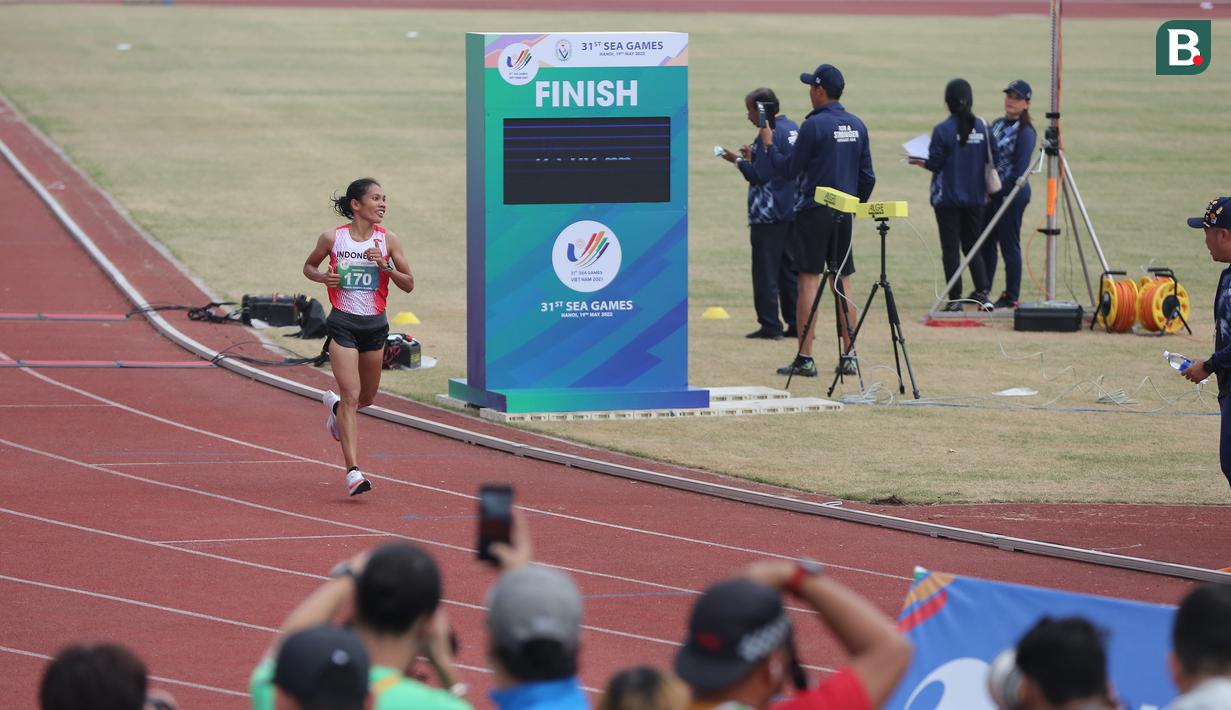 Berlomba di sekitaran Hanoi National Sports Complex, Stadion Nasional My Dinh dengan cuaca sejuk sekitar 21-23 derajat celcius, Odekta Elvina Naibaho menyelesaikan lomba dengan catatan waktu 2 jam 55 menit dan 27 detik, mengungguli pelari Filipina dan Vietnam di tempat kedua dan ketiga. (Bola.com/Ikhwan Yanuar)