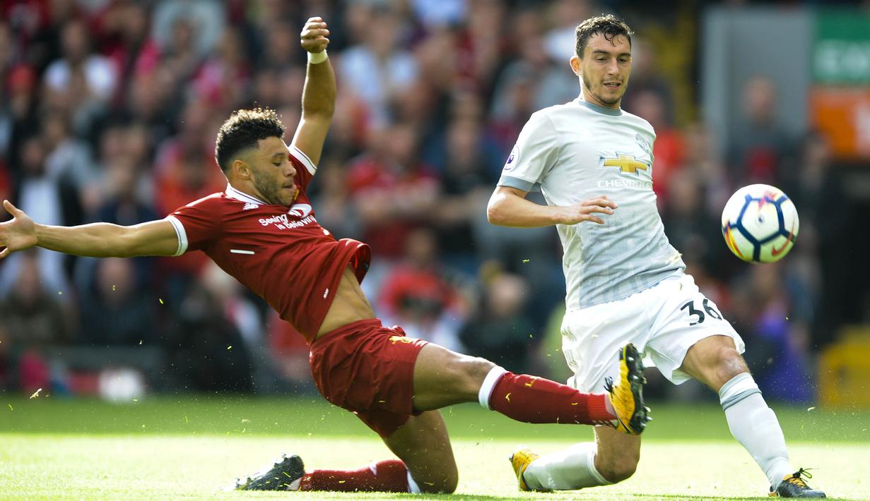 Gelandang Liverpool, Alex Oxlade-Chamberlain, berebut bola dengan bek Manchester United, Matteo Darmian, pada laga Premier League di Stadion Anfield, Sabtu (14/10/2017). Liverpool bermain imbang 0-0 dengan Manchester United. (AP/Rui Vieira)
