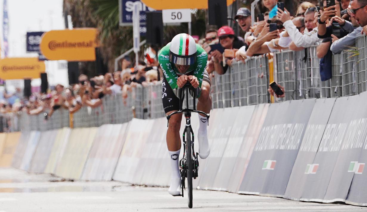 Pembalap INEOS Grenadiers, Filippo Ganna tampil gemilang dalam balapan kandangnya di Italia. Ganna bahkan sempat melakukan overlap dua pembalap di depannya. (AP Photo/LaPresse/Gian Mattia d'Alberto)
