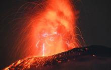 FOTO: Penampakan Erupsi Gunung Ibu di Maluku Utara, Muntahan Abu dan Lava Pijar Disertai Kilat