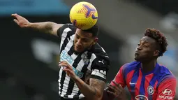 Jamaal Lascelles. Bek tengah berusia 27 tahun ini mulai menjabat kapten tim Newcastle United sejak 2016/2017 menggantikan Fabricio Coloccini yang hengkang saat The Magpies terdegradasi. Kepemimpinannya langsung membawa Newcastle promosi di musim berikutnya. (Foto: AFP/Pool/Lee Smith)