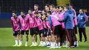 Pemain Spanyol berfoto bersama saat latihan tim di Solna, Swedia (14/10/2019). Spanyol akan bertanding melawan Swedia pada Grup F Kualifikasi Piala Eropa 2020 di Stadion Friends Arena. (AFP Photo/Jonathan Nackstrand)