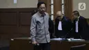 Mantan Gubernur Kepulauan Riau, Nurdin Basirun saat menjalani sidang pembacaan dakwaan di Pengadilan Tipikor Jakarta, Rabu (4/12/2019). Nurdin Basirun didakwa menerima gratifikasi Rp4,22 miliar dari berbagai pihak selama masa jabatannya dalam kurun waktu 2016-2019. (Liputan6.com/Helmi Fithriansyah)