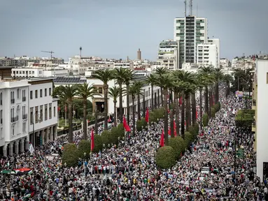 Para demonstran berbaris untuk menyatakan dukungan kepada warga Palestina, di Rabat, Maroko pada 15 Oktober 2023. (FADEL SENNA / AFP)