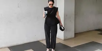 One set hitam adalah go to outfit ternyaman dan terbaik untuk sehari - hari. (instagram/agthpricilla)