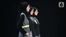 Model membawakan koleksi busana pada gelaran Muslim Modest Fashion Project (MOFP) di Jakarta, Sabtu (21/11/2020). Kompetisi MOFP binaan Dirjen Industri Kecil, Menengah dan Aneka Kementerian Perindustrian sebagai wadah dan panggung bagi para desainer fesyen muslim. (Liputan6.com/Pool/Agus)
