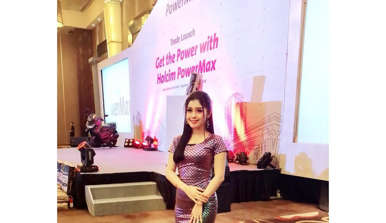 Fashion Style ala Vivi Artika mengenakan gaun panjang berwarna ungu ini membuat ia semakin anggun. (Liputan6.com/IG/@viviartika)