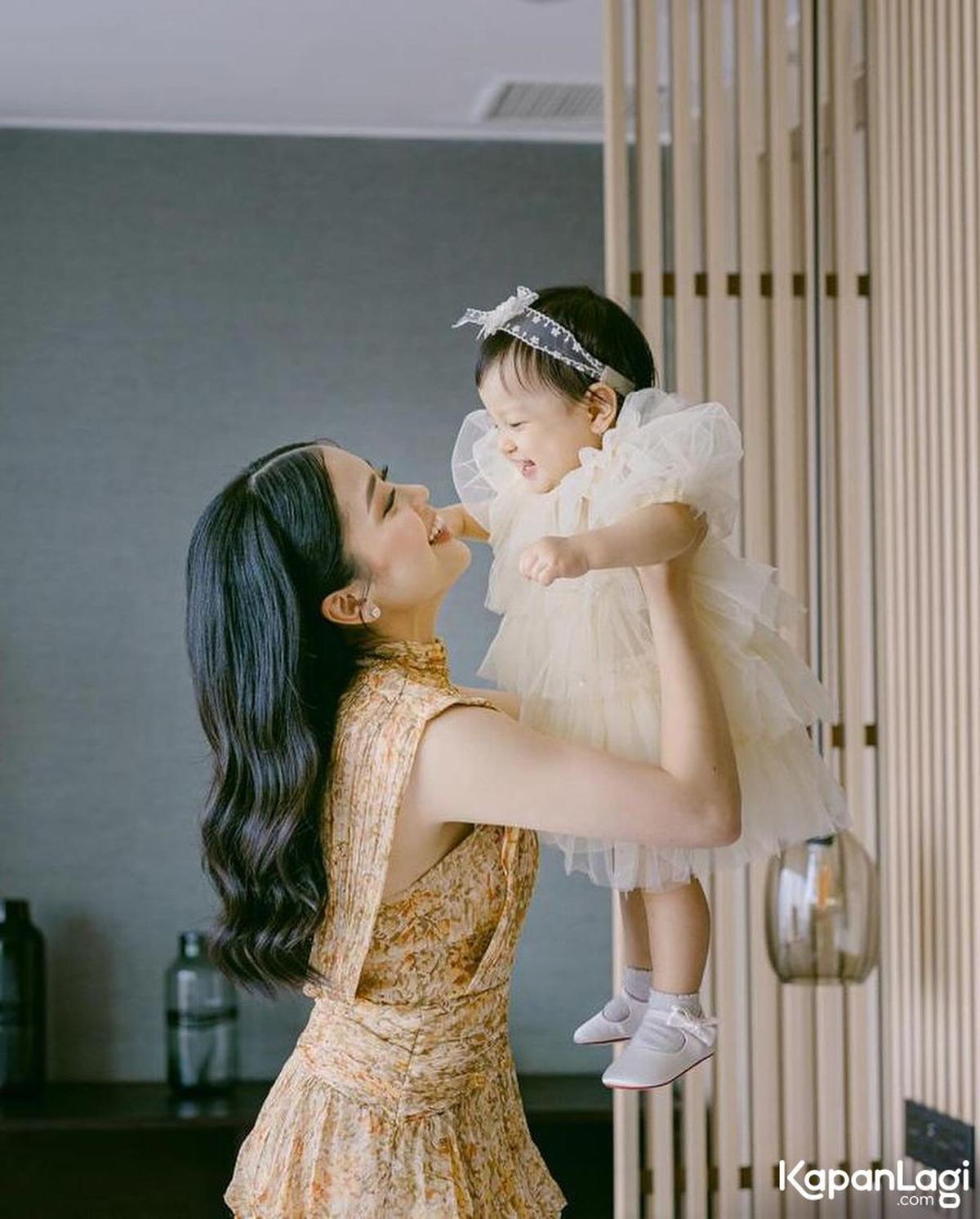 7 Potret Ulang Tahun Julia Putri Jessica Tanoe, Cantik Kenakan Mahkota dan Veil - Ekspresinya Menggemaskan Saat Makan Kue Tart