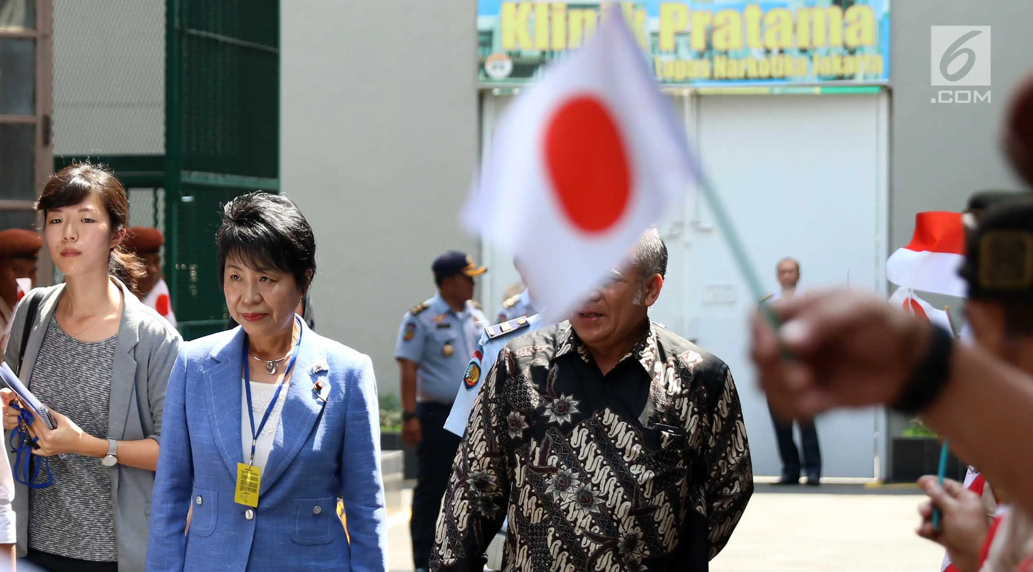 Menteri Kehakiman Jepang Yoko Kamikawa (tengah) saat tiba di Lapas Kelas IIA Narkotika Jakarta di Cipinang, Jakarta, Sabtu (9/9). Kedatangan Menteri Yoko disambut para tahanan yang memakai seragam pramuka lengkap. (Liputan6.com/Angga Yuniar)