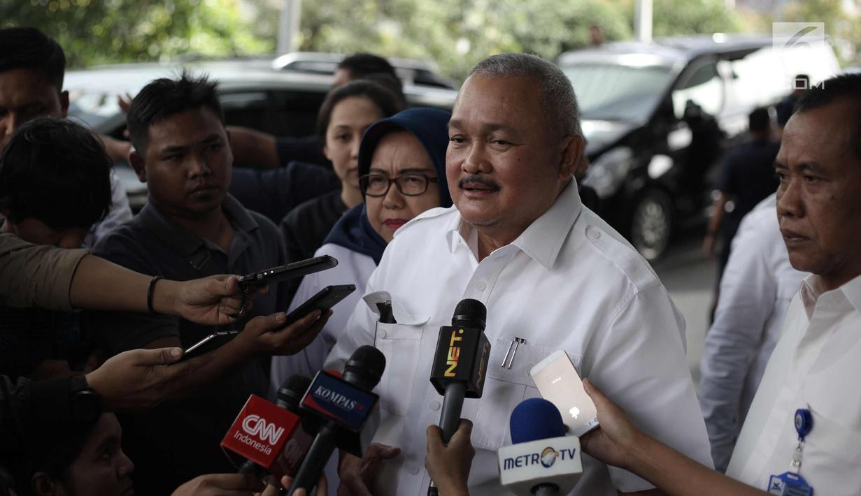 Gubernur Sumsel, Alex Noerdin memberi keterangan usai mengunjungi korban ambruknya balkon BEI di RS Siloam, Jakarta, Selasa (16/1). Soal biaya, seluruhnya menjadi tanggung jawab BEI dan Pemerintah Provinsi Sumsel. (Liputan6.com/Arya Manggala)