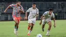 Pesepak bola Persib Bandung dan Garudayaksa FC berebut bola dalam pertandingan pekan ketujuh BRI Super League 2026/2027 di Stadion Pakansari, Cibinong, Minggu (25/10/2026). Persib berhasil meraih kemenangan dramatis dengan skor 2-1. (KLY/Budy Santoso)