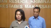 Kasubag Humas Polrestabes Makassar, AKP Diaritz Felle didampingi Kanit PPA Satreskirm Polrestabes Makassar saat merilis kasus dugaan pencabulan gadis cilik korban gempa Palu di Makassar (Liputan6.com/ Eka Hakim)
