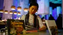 Seorang wanita membaca salah satu buku sastra asal Indonesia selama pameran Frankfurt book fair, Jerman, Selasa (13/10/2015). Pameran buku mengambil tema sastra Indonesia. (REUTERS/Ralph Orlowski) 