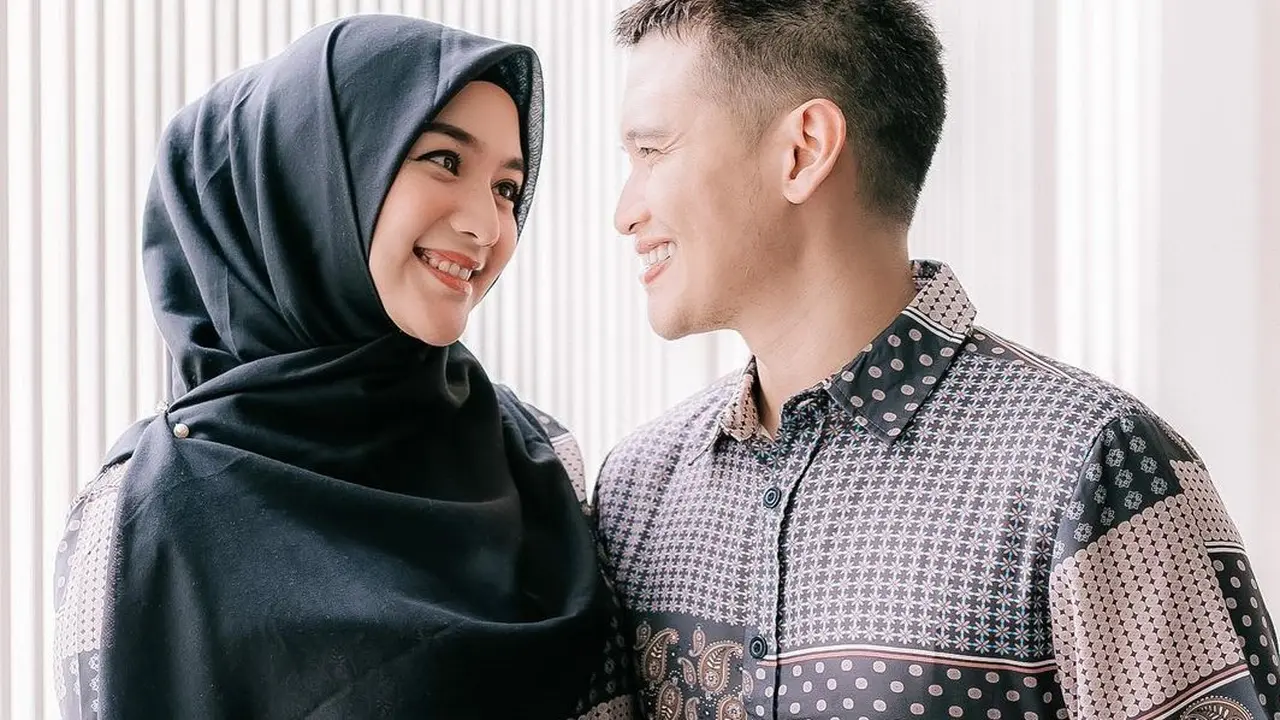 FOTO: Gaya Citra Kirana dan Rezky Aditya Pakai Baju Couple, Kompak